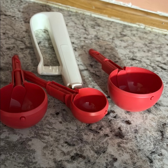 Red and White Measuring Spoon Set - Picture 2 of 3